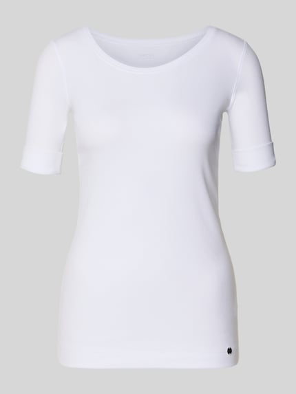 Produktfoto, T-Shirt mit Ärmelaufschlag und Rundhalsausschnitt von Marc Cain, damski t-shirt, mieszanka bawełny z dodatkiem streczu, dopasowany krój, drobne prążkowanie, okrągły dekolt, rękawy z zakładką, długość tyłu w rozmiarze 36: 62 cm