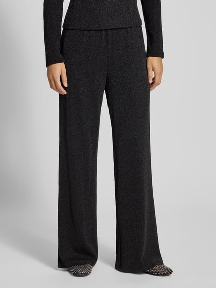 Frauenmodel trägt Weite Hose mit elastischem Bund Modell 'JINA' von Pieces, schimmernde Optik, Strukturmuster, Wide Leg, Nahaufnahme Oberkörper.