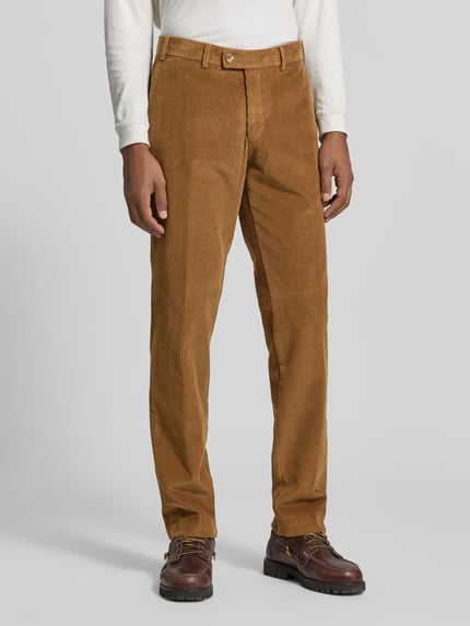Männermodel trägt Regular Fit Cordhose mit seitlichen Eingrifftaschen von Hiltl in Braun, Cordstruktur, unifarben, Ganzkörperansicht von vorne.