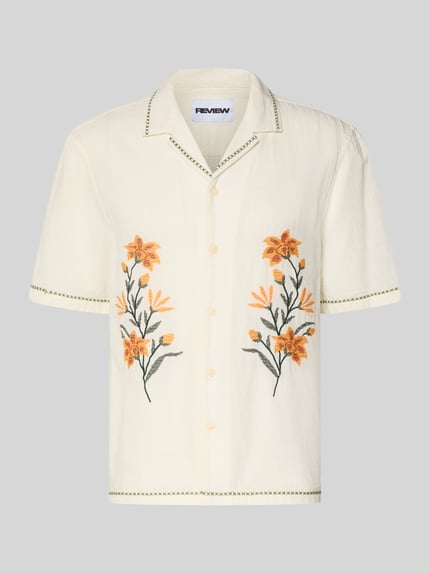 Produktfoto, Relaxed Fit Freizeithemd mit Motiv-Stitching von REVIEW, cremefarbener Baumwoll-Mix mit gelb-orangen Blumen, Knopfleiste, Reverskragen, Rückenlänge 72 cm, Schulterbreite 45 cm, Ärmellänge 30 cm