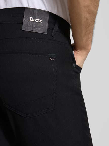 Männermodel trägt Hose mit Eingrifftaschen Modell 'Chuck' von Brax in zwart, regular fit, materiaal-mix met viscose, detailopname rug.