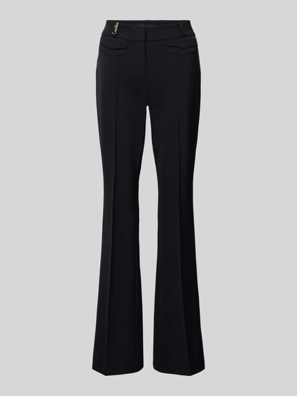 Productfoto, Bootcut Stoffhose mit Seitentaschen van Cambio, zwarte elastische stof, persvouwen, riemlussen, damesmode