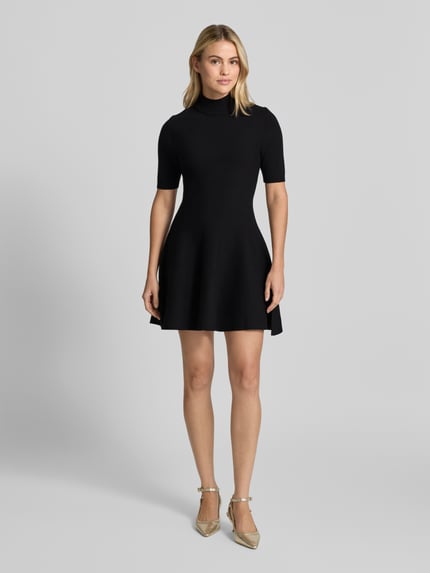 Frauenmodel trägt Minikleid aus Viskose-Mix mit Stehkragen von Apricot, A-Linie, 1/2-Arm, Schwarz, Ganzkörperansicht von vorne.