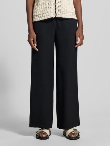 Vrouwenmodel draagt Stoffhose mit Strukturmuster van Christian Berg Woman in zwart, relaxed fit, met structuur, vooraanzicht, detailopname.