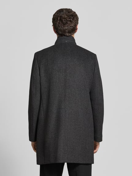 Męski model nosi Mantel mit Stehkragen und Eingrifftaschen od bugatti, ciemnoszary Mieszanka materiałów z dodatkiem wełny, krój regular fit, Listwa guzikowa, wpuszczane kieszenie, Długość tyłu w rozmiarze 50: 92 cm, Szerokość ramion w rozmiarze 50: 47 cm, Szerokość klatki piersiowej w rozmiarze 50: 59 cm, Długość rękawów w rozmiarze 50: 67 cm, widok całej sylwetki od tyłu