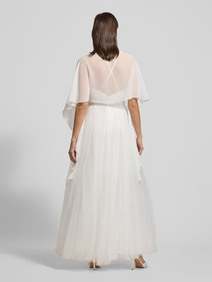Frauenmodel trägt Stola aus Chiffon mit Knopfverschluss von Vera Mont, fließender Stoff, weiß, transparente Textur, Ganzkörperansicht Rückansicht.