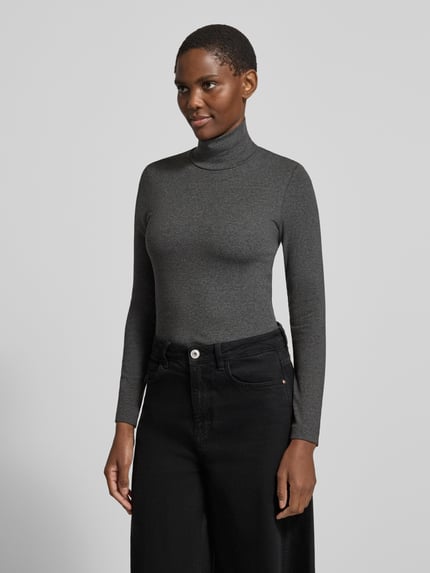 Frauenmodel trägt Langarmshirt mit Rollkragen Slim Fit von MARC O’POLO in dunklem Grau, unifarben mit Struktur, Ganzkörperansicht von vorne.