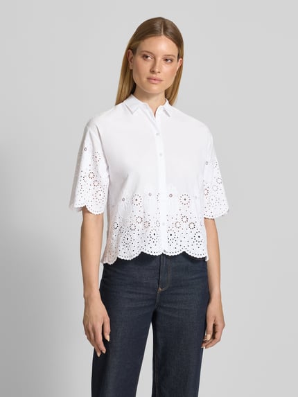 Vrouwenmodel draagt Cropped Bluse mit Lochstickerei van Smith and Soul, puur katoen, overhemdkraag, knoopsluiting, wit, ganzekörperansicht van voren.