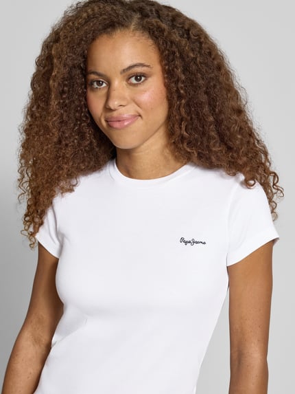 Frauenmodel trägt Regular Fit T-Shirt aus Baumwoll-Mix Modell 'MERIDA' von Pepe Jeans, unifarben, Label Print, Nahaufnahme Oberkörper.