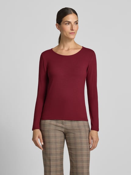 Frauenmodel trägt Longsleeve mit Rundhalsausschnitt Modell 'Mi44laa' von ZABAIONE in Dunkelrot, körpernaher Schnitt, Baumwoll-Mix, Ganzkörperansicht von vorne.