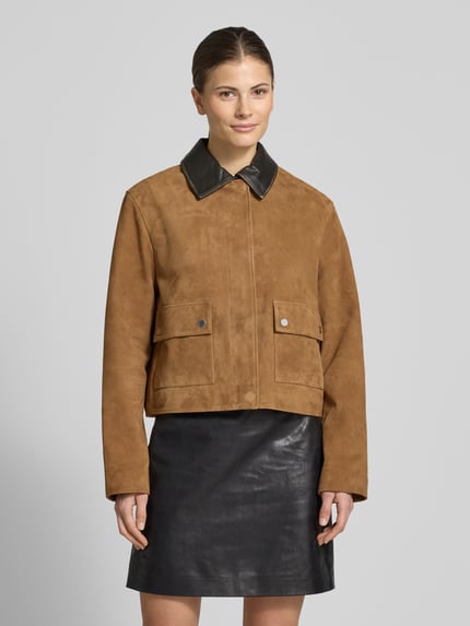 Kobiece model nosi Veloursjacke mit Lederkontrastkragen von Jake*s Casual, welur, krój regular fit, kołnierzyk w kontrastowym kolorze, kieszenie z patką, przód, ujęcie całej sylwetki.