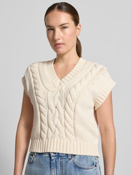 Frauenmodel trägt Regular Fit Pullunder aus Baumwoll-Mix Modell 'PASCIA' von Weekend Max Mara in Beige mit Zopfmuster, Nahaufnahme Oberkörper, Damen Pullover von Weekend Max Mara.