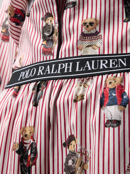 Frauenmodel trägt Regular Fit Pyjama-Set mit Polo-Bear-Motiv von Polo Ralph Lauren, Damen Pyjama von Polo Ralph Lauren, Nahaufnahme Oberkörper