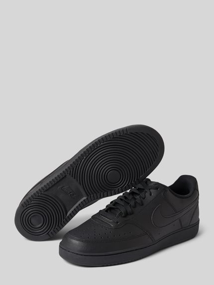 Produktfoto, Herren Sneaker mit abgerundete-Spitze, Schnürung, Modell 'Court Vision Low', Logo, komplett schwarz, Nike, Absatzhöhe: 2 cm, Schafthöhe: 8 cm, Schaftweite: 10 cm, Größe 10,5, glatte Oberfläche, sichtbare Strukturmuster