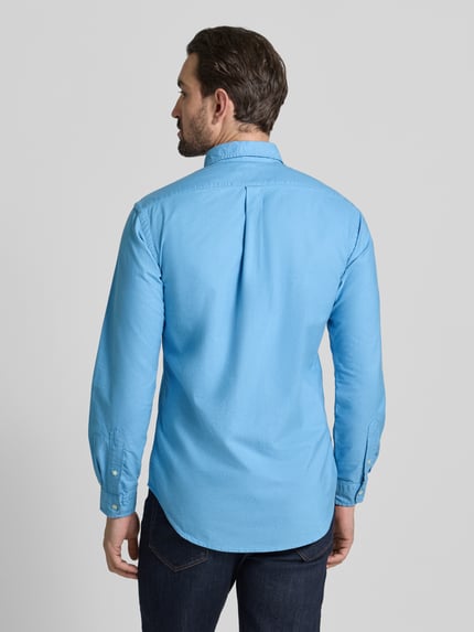 Männermodel trägt Freizeithemd mit Knopfleiste von Polo Ralph Lauren in Hellblau, Baumwolle, Rückenansicht, Ganzkörperansicht Rückansicht.