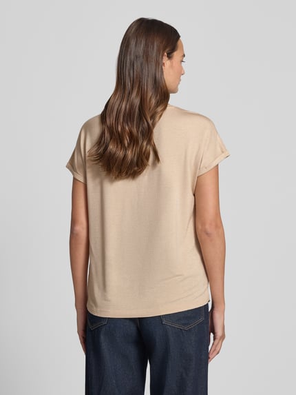 Frauenmodel trägt Relaxed Fit T-Shirt aus Viskose-Mix von Christian Berg Woman in Beige mit Glitzer-Optik, Rückenlänge 63 cm, Ganzkörperansicht Rückansicht.