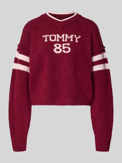 Produktfoto, Oversized Strickpullover mit Woll-Anteil van Tommy Jeans in effen bordeauxrood, labelopschrift, lange mouwen, geribde zoom, intarsiapatroon, materiaalverwerking: gebreid