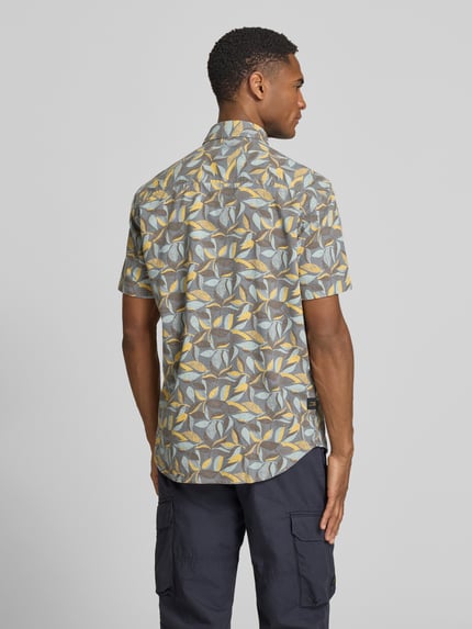 Männermodel trägt Regular Fit Freizeithemd mit Button-Down-Kragen von camel active aus Reine Baumwolle, Allover-Look, Brusttasche mit Label-Stitching, Rückenlänge 77 cm, Schulterbreite 38 cm, Ärmellänge 24 cm, Ganzkörperansicht Rückansicht.