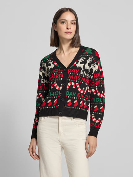 Frauenmodel trägt Cardigan mit weihnachtlichem Motiv-Strick von VERO MODA, mehrfarbig, Strickoptik, Allover-Muster, Ganzkörperansicht von vorne.