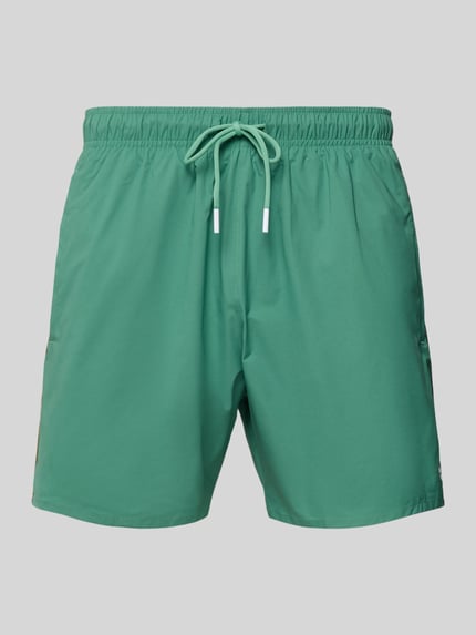 Productfoto, unicolor groene Badehose met elastische tailleband en tunnelkoord, zijzakken en achterzak met klittenband, labelprint en contrasterende strepen, Badehose met elastischem Bund Modell 'ICONIC' van BOSS.