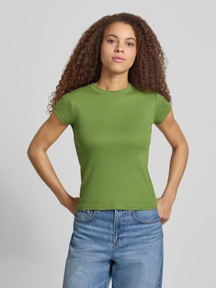 Frauenmodel trägt Damen T-Shirt mit Rundhalsausschnitt Modell 'EVERYDAY' von Topshop in Grün, Baumwoll-Mix, Slim Fit, Ganzkörperansicht von vorne. Rückenlänge bei Größe S: 54 cm.