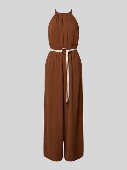 Produktfoto, Jumpsuit aus Viskose-Mix mit Gürtel von Apricot in Braun, taillierter Schnitt, Rundhalsausschnitt, seitliche Taschen, Leinen-Anteil, Schlüsselloch-Ausschnitt hinten, Länge und Maße bei Größe S.