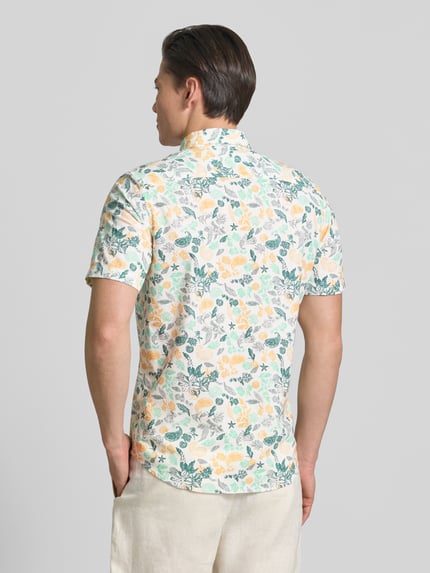 Männermodel trägt Modern Fit Freizeithemd mit Button-Down-Kragen von Lerros, florales Muster, Baumwoll-Mix, Ganzkörperansicht Rückansicht. Kontext: Herren Freizeithemd von Lerros, Baumwoll-Mix, Modern Fit, Button-Down-Kragen, Knopfleiste, Brusttasche, abgerundeter Saum, Rückenlänge bei Größe M: 72 cm, Schulterbreite bei Größe M: 43 cm, Ärmellänge bei Größe M: 26 cm.