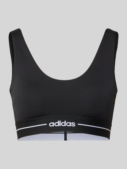 Produktfoto, BH met elastische logo-band van adidas Sportswear, zwart, stretch-materiaal, aansluitende pasvorm, gladde textuur.