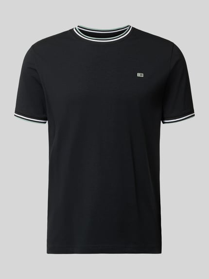 Produktfoto, T-Shirt mit Kontraststreifen und Rundhalsausschnitt von Christian Berg Men, czarny bawełniano-elastanowy krój regular fit, kontrastowe paski, długość tyłu w rozmiarze M: 71 cm