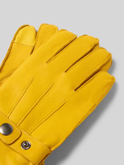 Produktfoto, Handschuhe aus Rindsnappa mit Ziernähten von Akaroa in Lederoptik, gelb, strukturierte Oberfläche, sichtbare Nähte