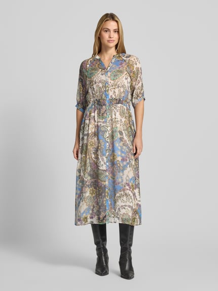 Kobiece modelka nosi sukienkę midi z wzorem paisley na całej powierzchni od , krój taliowany, dekolt z lamówką, listwa guzikowa, rękaw o dł. 1/2, długość tyłu w rozmiarze S: 118 cm, szerokość w rozmiarze S: 41 cm, długość rękawów w rozmiarze S: 43 cm, wielokolorowa, tekstura lekko przejrzysta, widoczna guzikowa listwa, widok całej sylwetki od przodu.