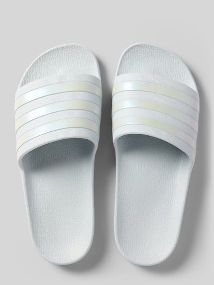Productfoto, Badeschuhe met label in reliëf model 'ADILETTE AQUA' van adidas Sportswear in effen kleuren met streepapplicatie, comfortmodel/open, gestructureerde zool.