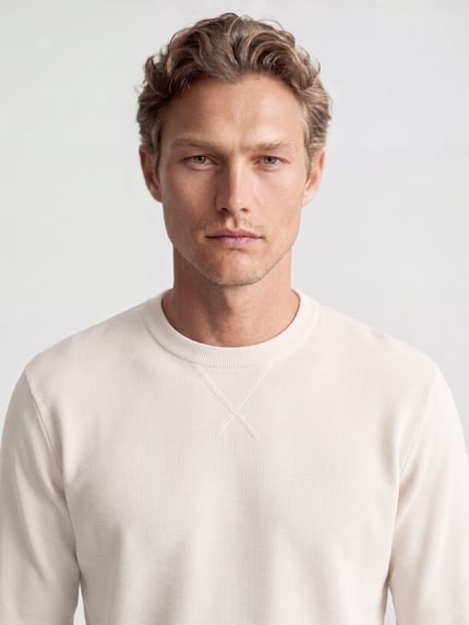 Männermodel trägt Langarmshirt mit Waffelstruktur von ARMEDANGELS, unifarben, Strukturmuster, Rundhals, Nahaufnahme Oberkörper.