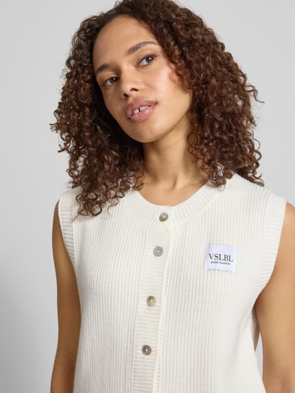 Vrouwenmodel draagt Regular Fit mouwloos vest uit viscosemix model 'MILLA' van VILLA SOPHIE, look: effen, ribtricot, knoopsluiting, labelpatch, ronde hals, rompzoom geribd. Nahaufnahme bovenlichaam.