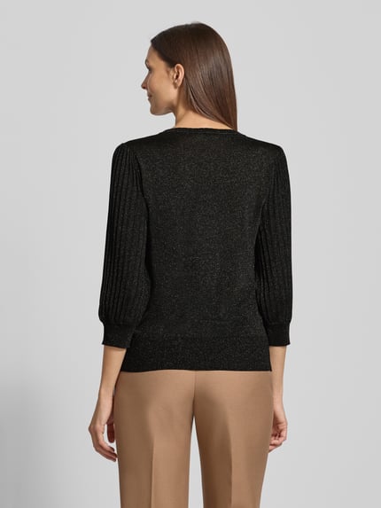 Frauenmodel trägt Strickpullover mit gerippten Abschlüssen Modell 'GLITTA' von FREE/QUENT in Schwarz mit Glitter-Effekt, Rückenansicht. Viskose-Mix, lockerer Schnitt, Rundhalsausschnitt, 3/4-Ärmel.