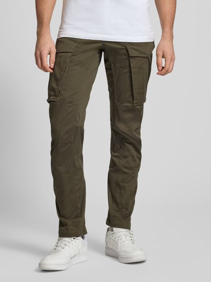 Männermodel trägt Regular Tapered Fit Cargohose mit Reißverschlusstasche von G-Star, Baumwoll-Elasthan-Mix, 5-Pocket-Design, Ganzkörperansicht von vorne.