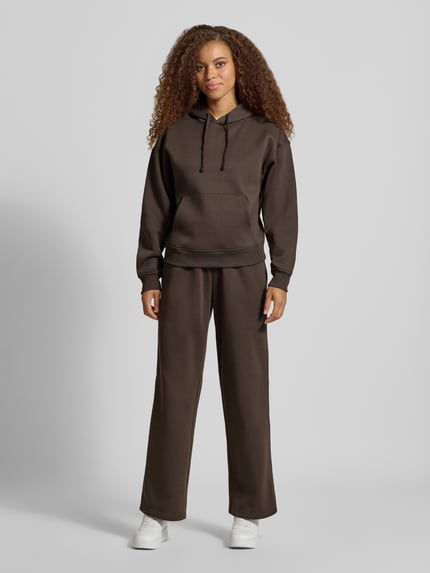 Frauenmodel trägt Regular Fit Sweathosemit Baumwoll-Anteil Modell 'BEST' von ONLY, braun, glatte Struktur, Ganzkörperansicht von vorne, Damen Sweathose von ONLY