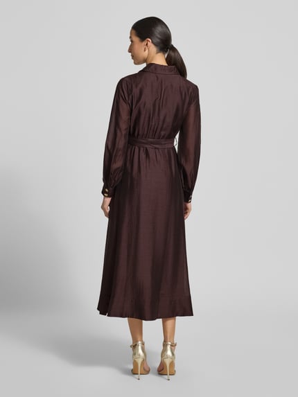 Frauenmodel trägt Abendkleid aus Lyocell-Mix mit Gürtel von Forever New in A-Linie, Maxikleid, dunkler Braunton, Ganzkörperansicht Rückansicht. Damen Abendkleid von Forever New, Lyocell-Mix mit Leinen-Anteil, A-Linie, Maxikleid, Modell 'Evelyn Seam Detail', Knopfleiste, Gürtel, Rückenlänge bei Größe 36: 40 cm, Brustweite bei Größe 36: 44 cm, Ärmellänge bei Größe 36: 63 cm.