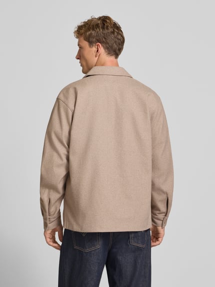 Mężczyzna nosi Regular Fit Hemdjacke mit Kentkragen Modell 'REGENT' od JACK & JONES w kolorze beżowym, Listwa guzikowa, Długość tyłu w rozmiarze M: 72 cm, Szerokość ramion w rozmiarze M: 50 cm, Długość rękawów w rozmiarze M: 64 cm, widok całej sylwetki od tyłu