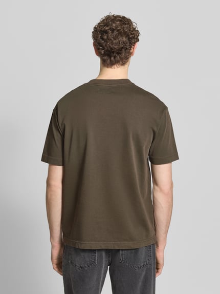 Männermodel trägt Relaxed Fit T-Shirt aus reiner Baumwolle von Marc O'Polo, Optik: Unifarben, Passform: Relaxed-Fit, Label-Patch, Rundhals, Ärmelform: Kurzarm, Materialverarbeitung: Jersey, reine Baumwolle, Ganzkörperansicht Rückansicht.