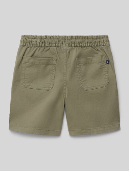 Produktfoto, Shorts mit Eingrifftaschen und elastischem Bund von GAP aus olivgrünem Baumwoll-Mix mit Stretch, lockere Passform, elastischer Bund mit Kordelzug, seitliche Eingrifftaschen, Gesäßtaschen, Label-Detail, Bundweite 30 cm und Innenbeinlänge 14 cm bei Größe 116, strukturierte Web-Optik