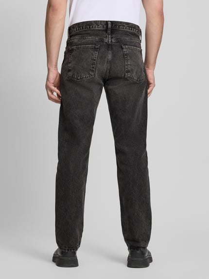 Mężczyzna nosi Relaxed Straight Fit Jeans im Used-Look od GAP, czarna bawełna, wpuszczane kieszenie, szerokość w rozmiarze 32/32: 44 cm, długość wewnętrzna nogawki 80 cm, efekt znoszenia, widok całej sylwetki z tyłu.