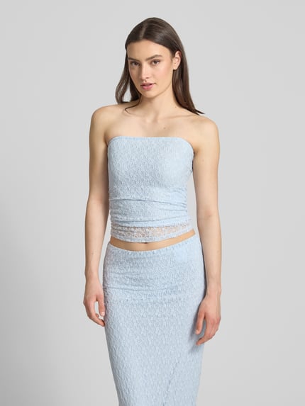 Frauenmodel trägt Spitzentop im Off-Shoulder-Look Modell 'MONROE' von JJXX, Material-Mix mit Stretch-Anteil, Körpernahe Passform, Spitze, Rückenlänge bei Größe S 37 cm, Ganzkörperansicht von vorne.