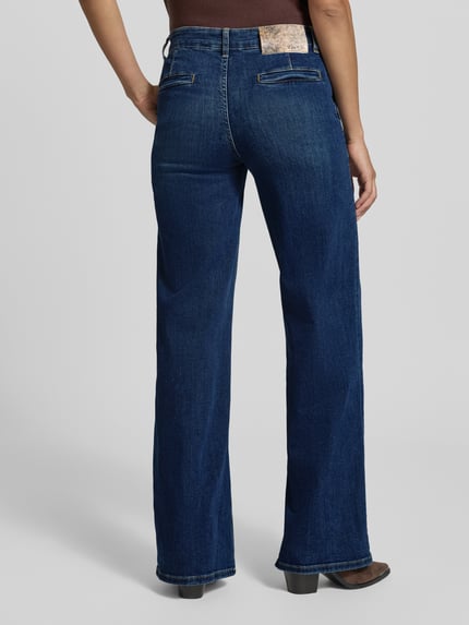 Frauenmodel trägt Flared Jeans im Used-Look mit Eingrifftaschen von Liu Jo White, dunkles Blau, Baumwoll-Elasthan-Mix, Ganzkörperansicht Rückansicht.
