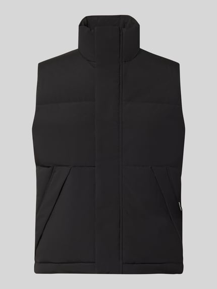 Produktfoto, schwarze Steppweste mit verdecktem Reißverschluss, Stehkragen, Modell 'SOHO BODYWARMER' von JACK & JONES, glatte Textur