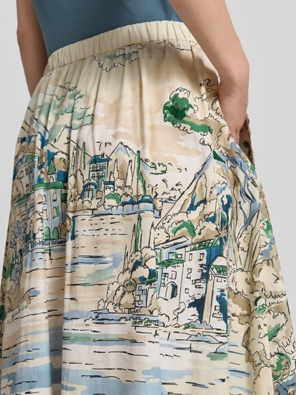Vrouwenmodel draagt Ausgestellter Midi-Rock aus reiner Baumwolle Modell 'ADEPTO' van Weekend Max Mara in beige met blauwe groene print, detailopname heup.