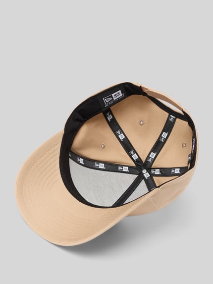 Productfoto, Base Cap uit puur katoen Model 'League' van New Era, gestikt logo, snapback, beige tint, textuur zuiver katoen.