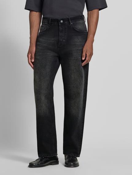 Männermodel trägt Wide Fit Jeans aus reiner Baumwolle Modell "JAMES" von Antony Morato, schwarzer Farbton, 5-Pocket-Design, Ganzkörperansicht von vorne.
