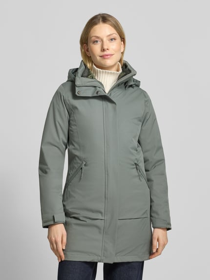 Frauenmodel trägt Regular Fit Jacke mit Kapuze Modell 'Pulaski' von Columbia in taillierter Passform, glatte Struktur, Ganzkörperansicht von vorne. Rückenlänge 85 cm, Schulterbreite 40 cm, Brustweite 45 cm, Ärmellänge 64 cm, Eingrifftaschen.