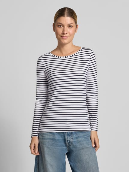 Frauenmodel trägt Longsleeve im Allover-Look mit Rundhalsausschnitt von Oui, gestreift, Regular Fit, Baumwoll-Mix mit Micromodal, Ganzkörperansicht von vorne.